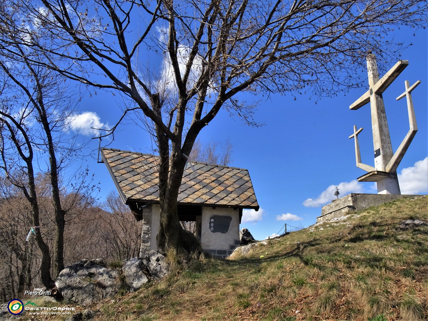 38 Alla Tre Croci e Cappella del Monte Molinasco (1179 m).JPG